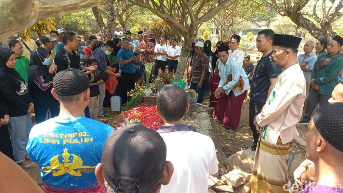 Pemakaman Endang, wanita yang ditemukan tewas misterius di Pasuruan
