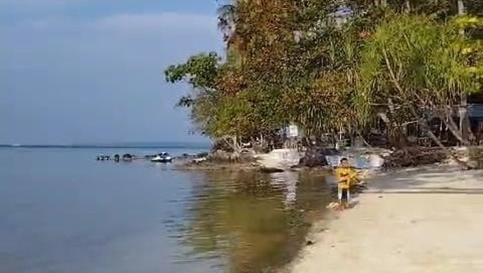 Kondisi Pantai Ujung Gelam Karimunjawa airnya diduga tercemar limbah, Rabu (8/11/2023).