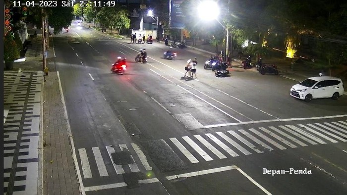 Rekaman CCTV pemuda di Banyuwangi dikeroyok orang tak dikenal di depan Taman Makam Pahlawan.