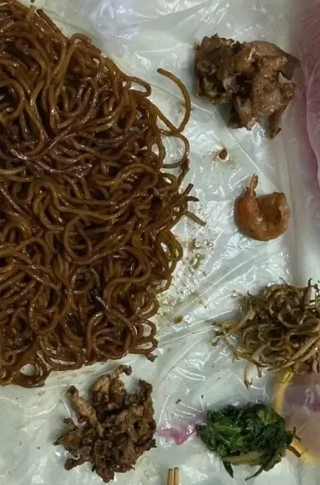 Pengunjung pisahkan tauge dari mie goreng pesanannya