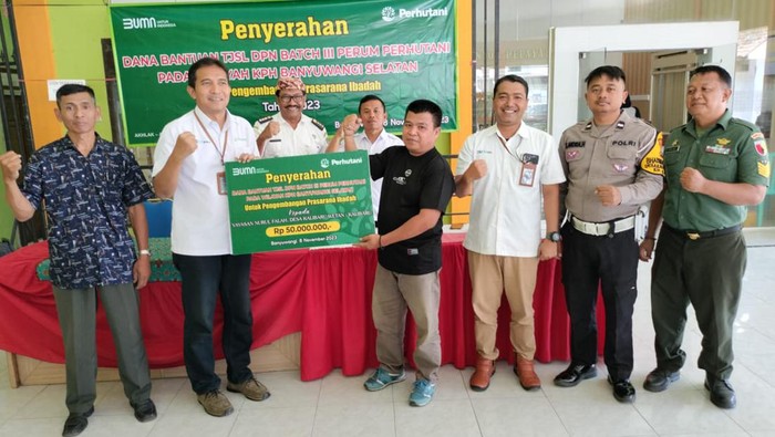Penyerahan bantuan dana TJSL dari Perhutani kepada desa penerima bantuan di Banyuwangi.