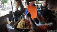 Pabrik milik Saim ini melayani produksi tahu untuk 8 pedagang pukul 07.00-14.00 WIB. Setiap harinya, industri rumahan ini memproduksi 120 bak tahu yang masing-masing berukuran 50x50 cm.
