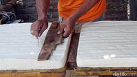 Ada pula pedangan tahu yang masih mempertahankan ukuran tahu demi menjaga pelanggan mereka. 