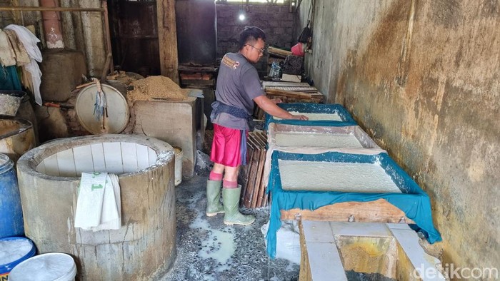 Suasana produksi tempe di Kampung Ngoto, Pedukuhan Ngoto RT.01, Kalurahan Bangunharjo, Kapanewon Sewon, Kabupaten Bantul, Rabu (8/11/2023).