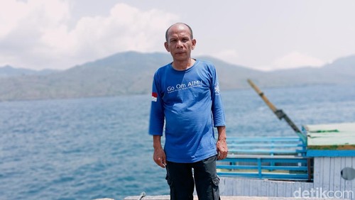 Perenang Ibrahim Rusli di Pelabuhan Laut Larantuka