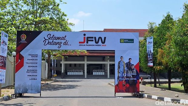 Persiapan Jogja Fashion Week 2023 di JEC, Rabu (8/11/2023).