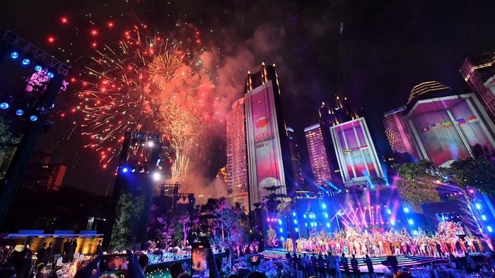 Pertunjukan kembang api dan video mapping saat Gala Dinner KTT ke-43 ASEAN di Hutan Kota Plataran, Senayan, Jakarta, Rabu (6/9/2023), menjadi daya tarik bagi tamu delegasi.