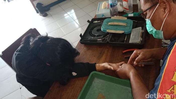 Petugas Damkar Klaten melepas cincin di jari wanita yang tidak bisa lepas, Rabu (8/11/2023).