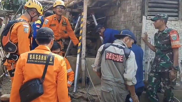 Petugas gabungan saat mengevakuasi jasad Tata yang terjatuh ke sumur kering.
