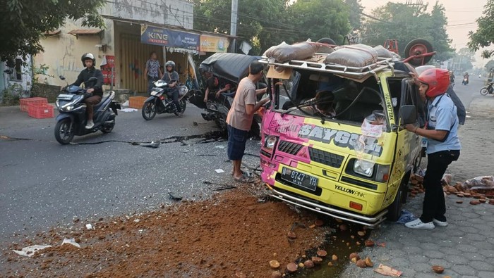 Pikap adu moncong dengan pikap tewaskan sopir di Mojokerto