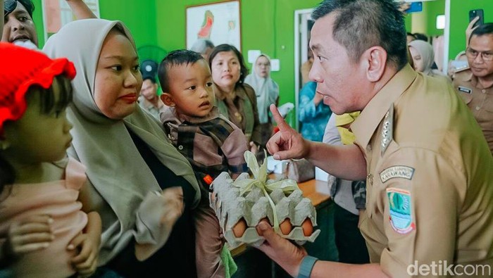 Plt Bupati Karawang Aep Syaepuloh saat sosialisasi stunting di Kecamatan Ciampel