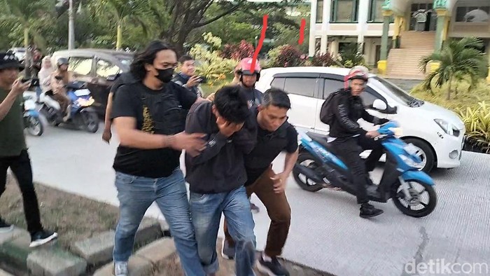 Polisi mengamankan mahasiswa berinisial MF (21) buntut kericuhan di UMI Makassar, Sulsel.