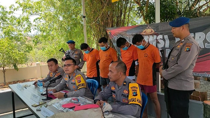 Polisi merilis pencurian pasir timah yang dilakukan empat tersangka