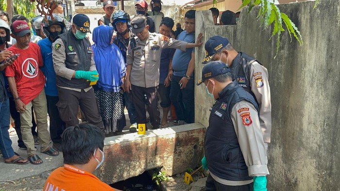 Polisi olah TKP mayat remaja ditemukan di dalam selokan di Makassar. Dokumen Istimewa