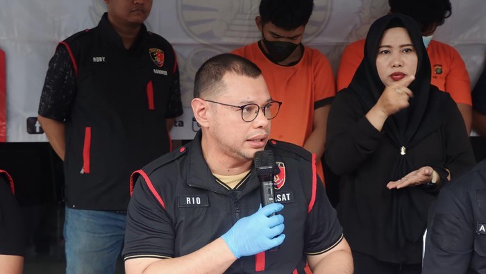 Polres Metro Tangerang Kota menangkap pelaku pembobolan mobil dinas Bawaslu Kota Tangerang.