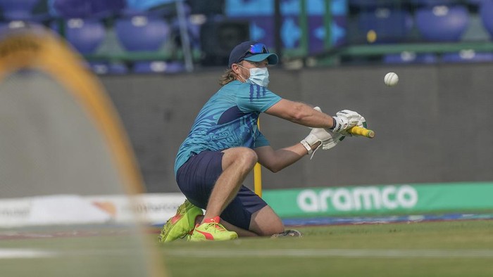 A Bangladesh team support staff wearing mask to protect against air pollution takes part in a practice session ahead of the ICC Men's Cricket World Cup match between Bangladesh and Sri Lanka in New Delhi, India, Monday, Nov. 6, 2023. (AP Photo/Manish Swarup)