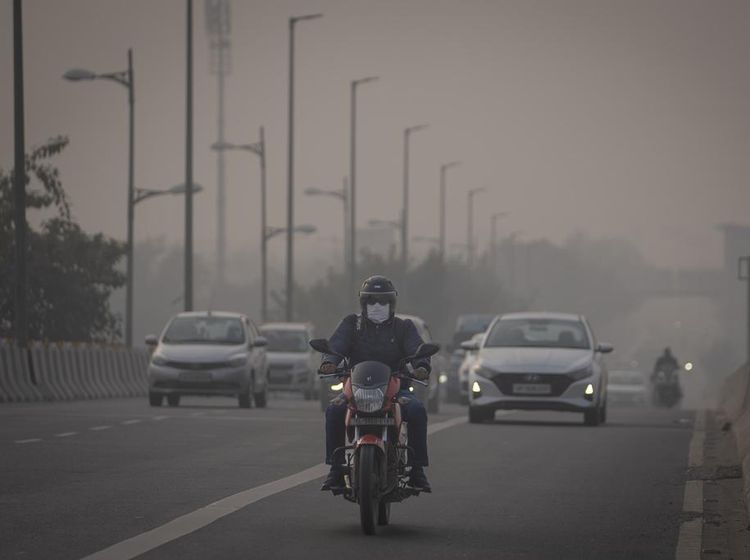 Polusi Udara di India Makin Buruk, Warga Kembali Pakai Masker