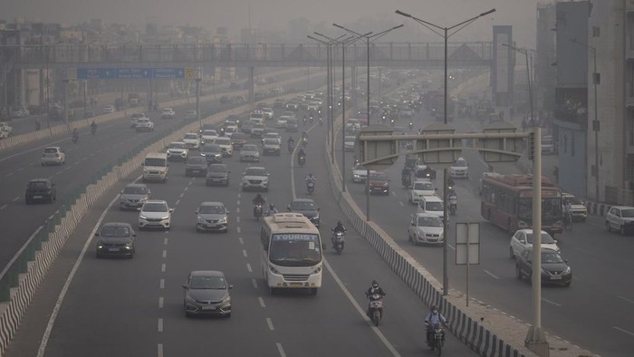 Motorcyclists drive wearing pollution masks amid smog in New Delhi, India, Tuesday, Nov. 7, 2023. Masks are back on the streets as residents of the capital city grapple with the annual surge in air pollution that has engulfed the region. (AP Photo/Altaf Qadri)
