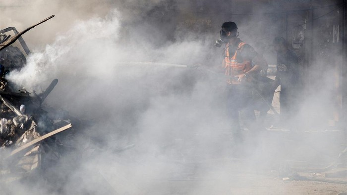 Potret Perjuangan Damkar Palestina di Tengah Perang Hamas vs Israel Serangan yang dilancarkan Israel mengakibatkan ledakan dan kebakaran di Jalur Gaza, Selasa (7/11/2023). Petugas damkar Palestina pun terus berjibaku untuk memadamkan api.
