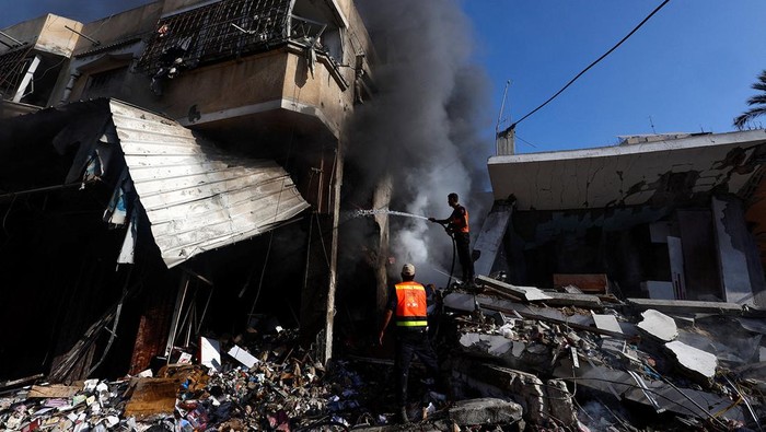 Serangan yang dilancarkan Israel mengakibatkan ledakan dan kebakaran di Jalur Gaza, Selasa (7/11/2023). Petugas damkar Palestina pun terus berjibaku untuk memadamkan api.