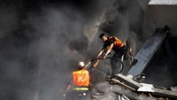 Petugas damkar berusaha memadamkan kebakaran di bangunan tempat tinggal di kawasan Khan Younis, Jalur Gaza, Selasa (7/11/2023) waktu setempat. Reuters/Mohammed Salem. 
