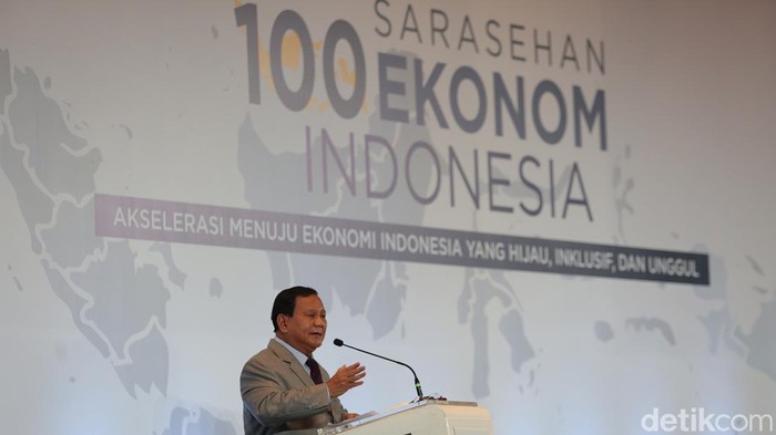 Prabowo Beberkan Program Unggulan di Sarasehan 100 Ekonom Bakal calon presiden (bacapres) Prabowo Subianto memaparkan delapan program miliknya yang dinilai bisa dirasakan oleh rakyat. Salah satu yang diunggulkan dalam program itu ialah memberikan makan siang gratis kepada anak-anak, Rabu (8/11/2023).
