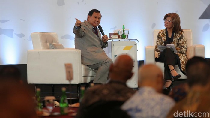 Prabowo Beberkan Program Unggulan di Sarasehan 100 Ekonom Bakal calon presiden (bacapres) Prabowo Subianto memaparkan delapan program miliknya yang dinilai bisa dirasakan oleh rakyat. Salah satu yang diunggulkan dalam program itu ialah memberikan makan siang gratis kepada anak-anak, Rabu (8/11/2023).