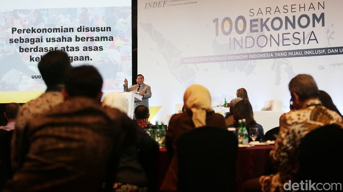 Prabowo Beberkan Program Unggulan di Sarasehan 100 Ekonom Bakal calon presiden (bacapres) Prabowo Subianto memaparkan delapan program miliknya yang dinilai bisa dirasakan oleh rakyat. Salah satu yang diunggulkan dalam program itu ialah memberikan makan siang gratis kepada anak-anak, Rabu (8/11/2023).