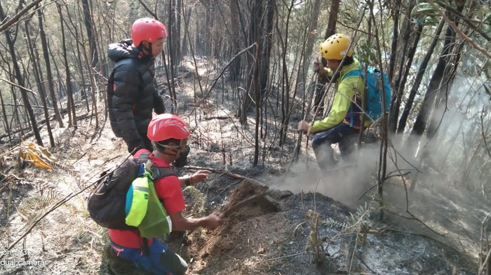 Proses pemadaman di Puncak Batu Tulis Gunung Kawi Malang yang sedang terbakar.