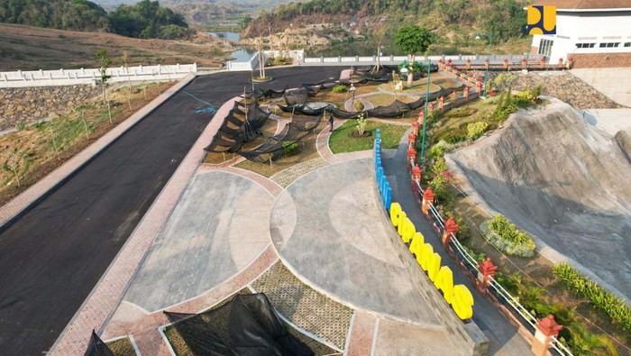 Kementerian PUPR telah menyelesaikan pembangunan Bendungan Cipanas di Kabupaten Sumedang, Jabar. Bendungan berkapasitas 250,81 juta m3 ini siap diresmikan.