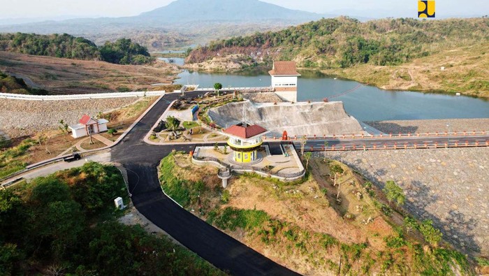Kementerian PUPR telah menyelesaikan pembangunan Bendungan Cipanas di Kabupaten Sumedang, Jabar. Bendungan berkapasitas 250,81 juta m3 ini siap diresmikan.