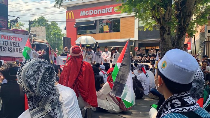 Aksi Bela Palestina di Depan Gerai McDonalds Sriwijaya Kota Mataram, Nusa Tenggara Barat, pada Rabu (8/11/2023). Demonstran menyerukan boikot produk yang terafiliasi Israel.