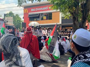 Ratusan Demonstran Aksi Bela Palestina Geruduk Gerai McD di Mataram