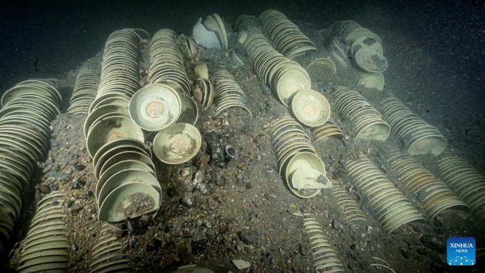 Ribuan Porselen dalam Bangkai Kapal diperairan China