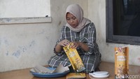 Ana mengatakan modal untuk membuat keripik daun strawberry juga tak banyak. Bahkan untuk menjalankan usaha ini awalnya ia hanya mengeluarkan kocek Rp 200 ribu. Dalam satu hari, Ana mengaku biasanya memproduksi sekitar 40 pcs untuk didistribusikan ke pusat oleh-oleh di Desa Wisata Lembah Asri Serang (Dlas).  