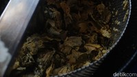 Setelah sudah dikeringkan menggunakan spinner, keripik daun stroberi pun siap dikemas. Untuk menambah cita rasa, Ana juga menyediakan rasa pedas dengan berbagai level.  