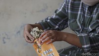 Perkembangan usaha Ana tentunya juga tak lepas dari bantuan banyak pihak. Sebab, ia mengaku awal berjualan masih menggunakan kemasan plastik bening yang ditempeli stiker sederhana. Namun, berkat pemberdayaan dari mahasiswa dan pinjaman modal dari BRI, Ana kini mampu menjual keripik daun stroberi dengan packaging yang lebih modern.  