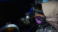 Setelah itu daun stroberi dimasukkan ke adonan yang sudah disiapkan, lalu digoreng. Daun stroberi digoreng melalui dua proses penggorengan untuk mendapatkan hasil yang maksimal. Proses penggorengan ini memakan waktu 5 hingga 15 menit. Setelah itu, keripik daun stroberi yang sudah matang dikeringkan dengan alat khusus.