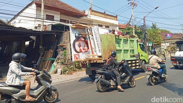 Satpol PP Karangasem saat melakukan penertiban baliho yang melanggar aturan di wilayah Jasri, Kelurahan Subagan, Karangasem, Bali, Rabu (8/11/2023).