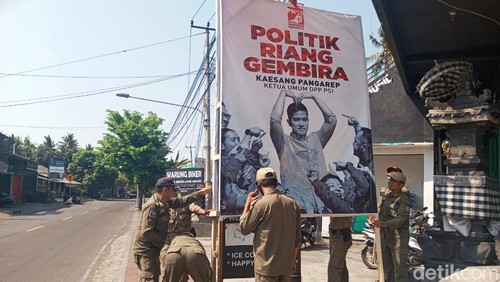 Satpol PP Karangasem saat melakukan penertiban baliho yang melanggar aturan di wilayah Jasri, Kelurahan Subagan, Karangasem, Bali, Rabu (8/11/2023).