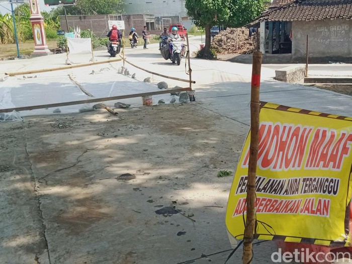 Segmen cor beton yang dicor ulang di jalan Juwiring-Karangdowo, Kabupaten Klaten, Rabu (8/11/2023).