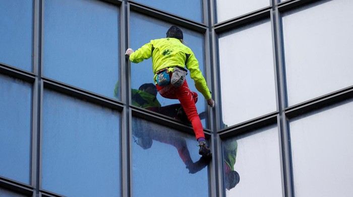 Serukan Perdamaian di Gaza, Pria Ini Panjat Gedung di Prancis Tanpa Pengaman French skyscraper climber Alain Robert climbs the Tour TotalEnergies Coupole skyscraper to call for