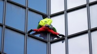 Aksi ini dilakukan Alain Robert untuk menyerukan Perdamaian di Timur Tengah.