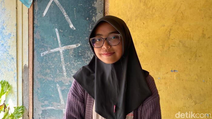 Shafa Aulia Fauziyyah merupakan salah satu penerima beasiswa kuliah S1 dari Pemkab Sleman. Shafa kini mahasiswi jurusan Psikologi Universitas Aisyiyah semester 1