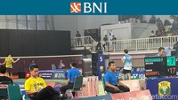 Nah, yang baju kuning itu adalah Simon Santoso, mantan tunggal putra Indonesia. Foto: Mercy Raya/detikcom