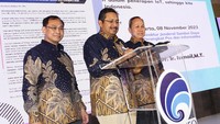 Dirjen Sumber Daya dan Perangkat Pos dan Informatika Kementerian Kominfo, Ismail (tengah), didampingi Ketua Umum Asosiasi Internet of Things Indonesia, Teguh Prasetya (kiri) dan Direktur Standardisasi Ditjen SDPPI Kementerian Komunikasi dan Informatika, Mulyadi (kanan), meresmikan peluncuran Indonesia Smart Solutions Catalogue 2023, di Jakarta, Rabu (8/10/2023).