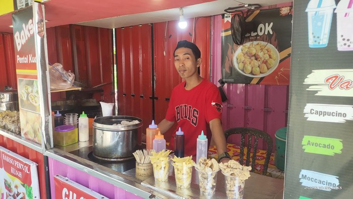 Stand penjual cilok di Purbalingga yang sukses hingga punya Avanza-Motor Ninja.