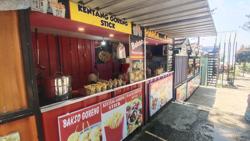 Stand penjual cilok di Purbalingga yang sukses hingga punya Avanza-Motor Ninja.