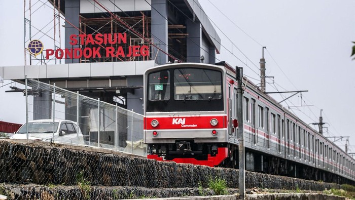 Foto udara pembangunan Stasiun Pondok Rajeg di Cibinong, Kabupaten Bogor, Jawa Barat, Rabu (8/11/2023). Badan Pengelola Transportasi Jabodetabek (BPTJ) menyatakan reaktivasi stasiun Pondok Rajeg bertujuan meningkatkan pengguna moda transportasi umum dan keterjangkauan pelayanan angkutan umum atau coverage area. ANTARA FOTO/Yulius Satria Wijaya/YU
