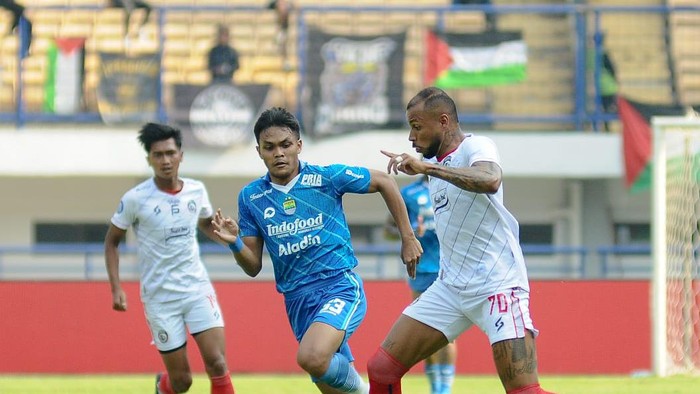 Striker Arema FC Gustavo Almeida menyelamatkan timnya dari kekalahan setelah mencetal gol penyeimbang ke gawang Persib Bandung.